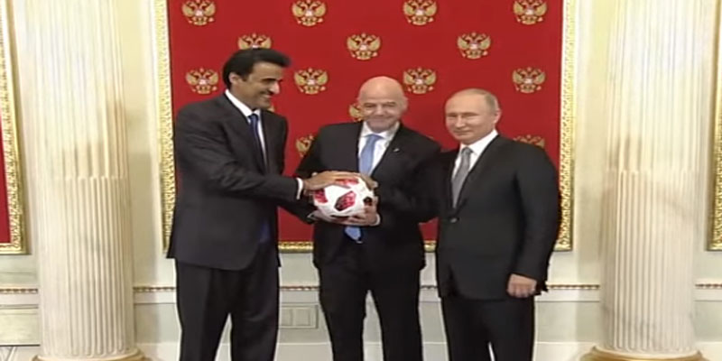 الرئيس الروسي يسلم أمير قطر شارة تنظيم مونديال 2022